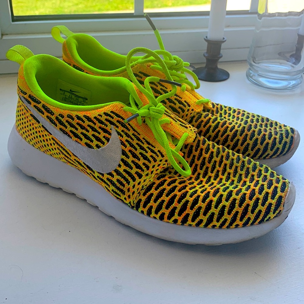 NIKE. Neon shoes